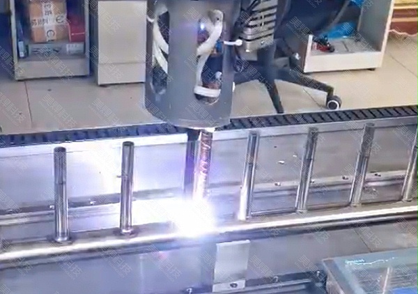 拔口插接焊接机
