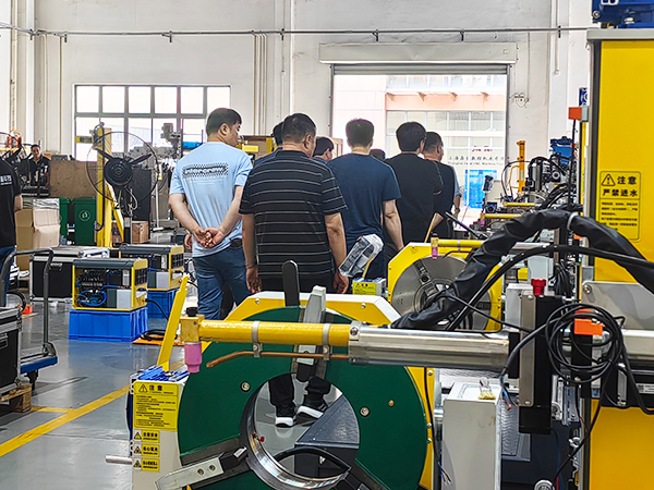 金秋九月,共鉴美焊匠心 —— 上海美焊生产车间迎来客户探访(图1) 23f9f2e2cc46585a7fb65b5abc1fc9fa.jpg